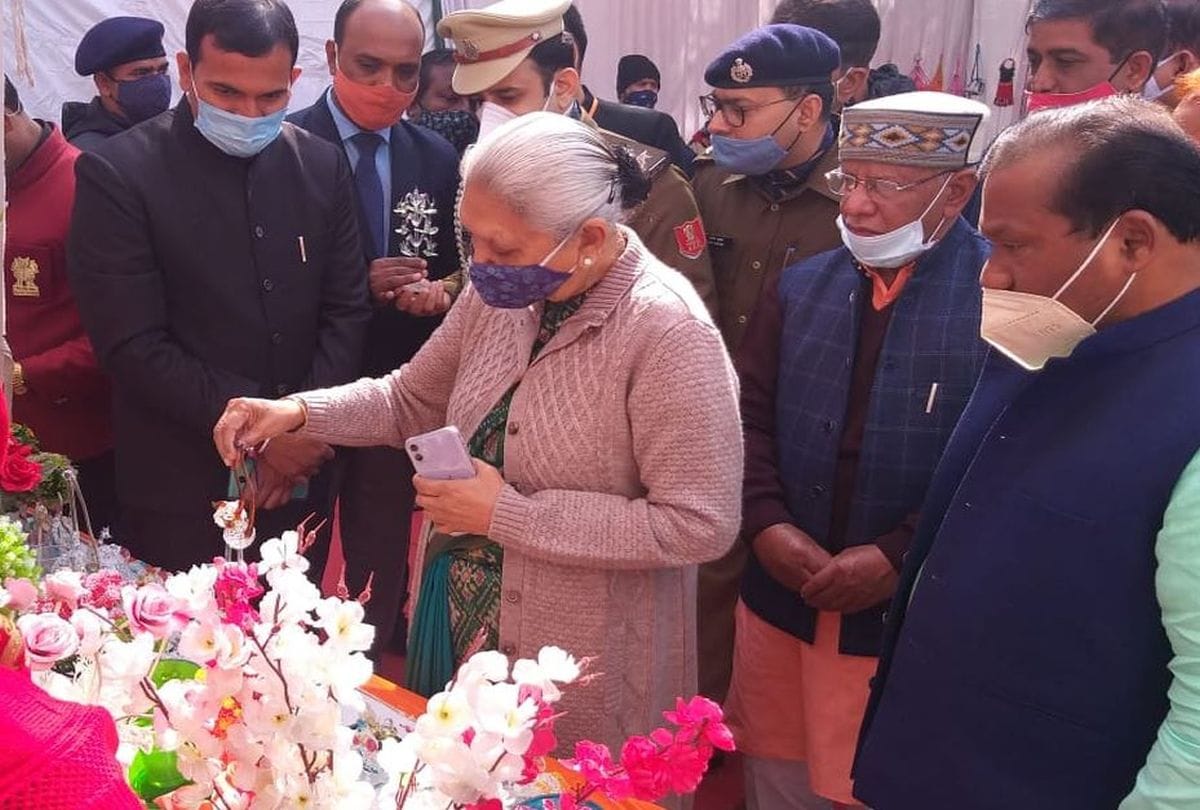Anandiben Patel surprised to see the mouth blowing process at glass factory in Firozabad