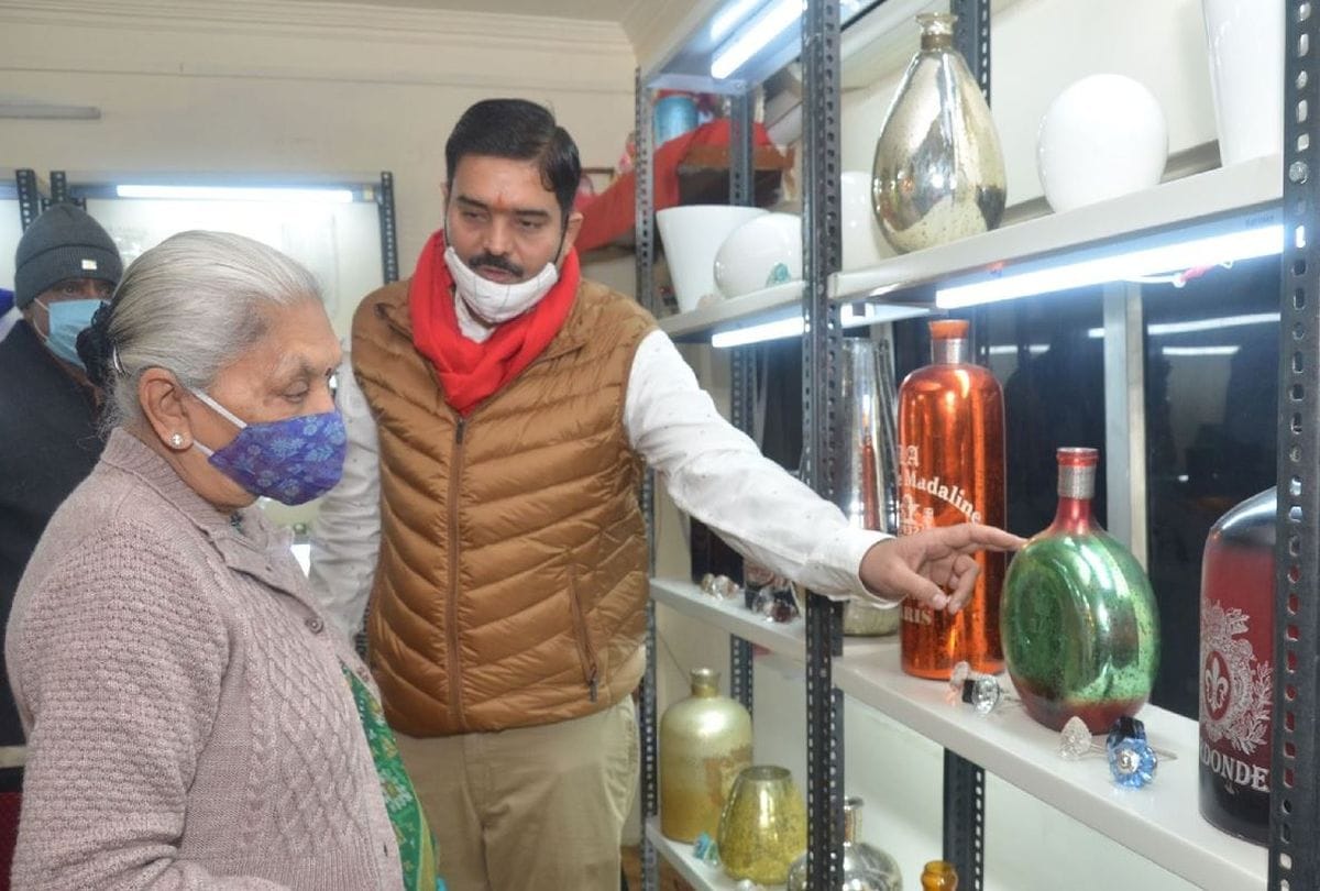 Anandiben Patel surprised to see the mouth blowing process at glass factory in Firozabad