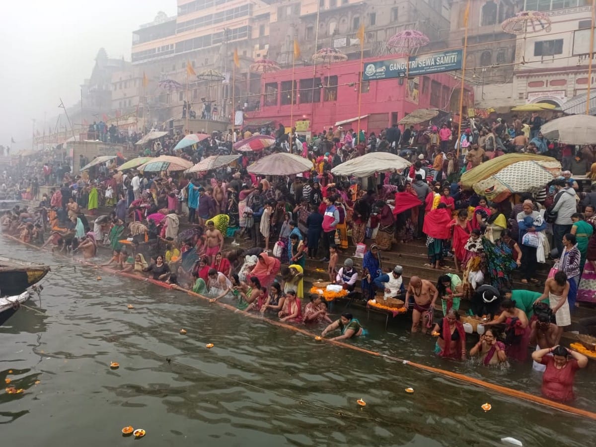 devotees gathering on makar sankranti varanasi ganga ghat see the images