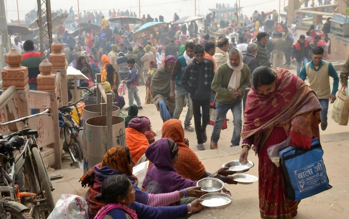 devotees gathering on makar sankranti varanasi ganga ghat see the images