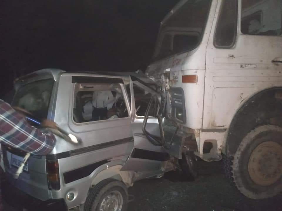 dumper crashed van, four died