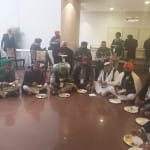 विज्ञान भवन में भोजन करते किसान नेता