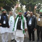 विज्ञान भवन से बाहर निकलते किसान नेता