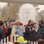 फोन करते बिहार के मुख्यमंत्री नीतीश कुमार