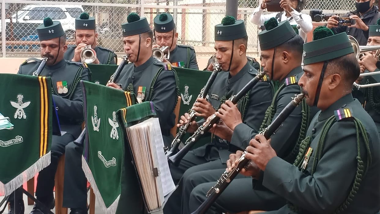 Varanasi: Army soldiers boosted corona warriors by playing band