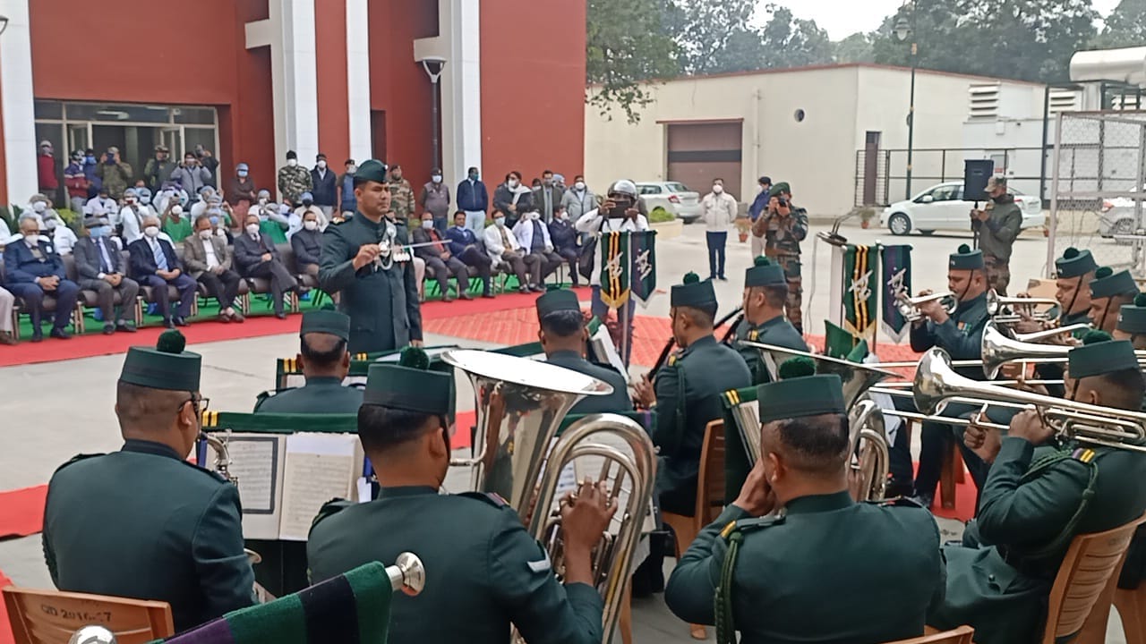 Varanasi: Army soldiers boosted corona warriors by playing band