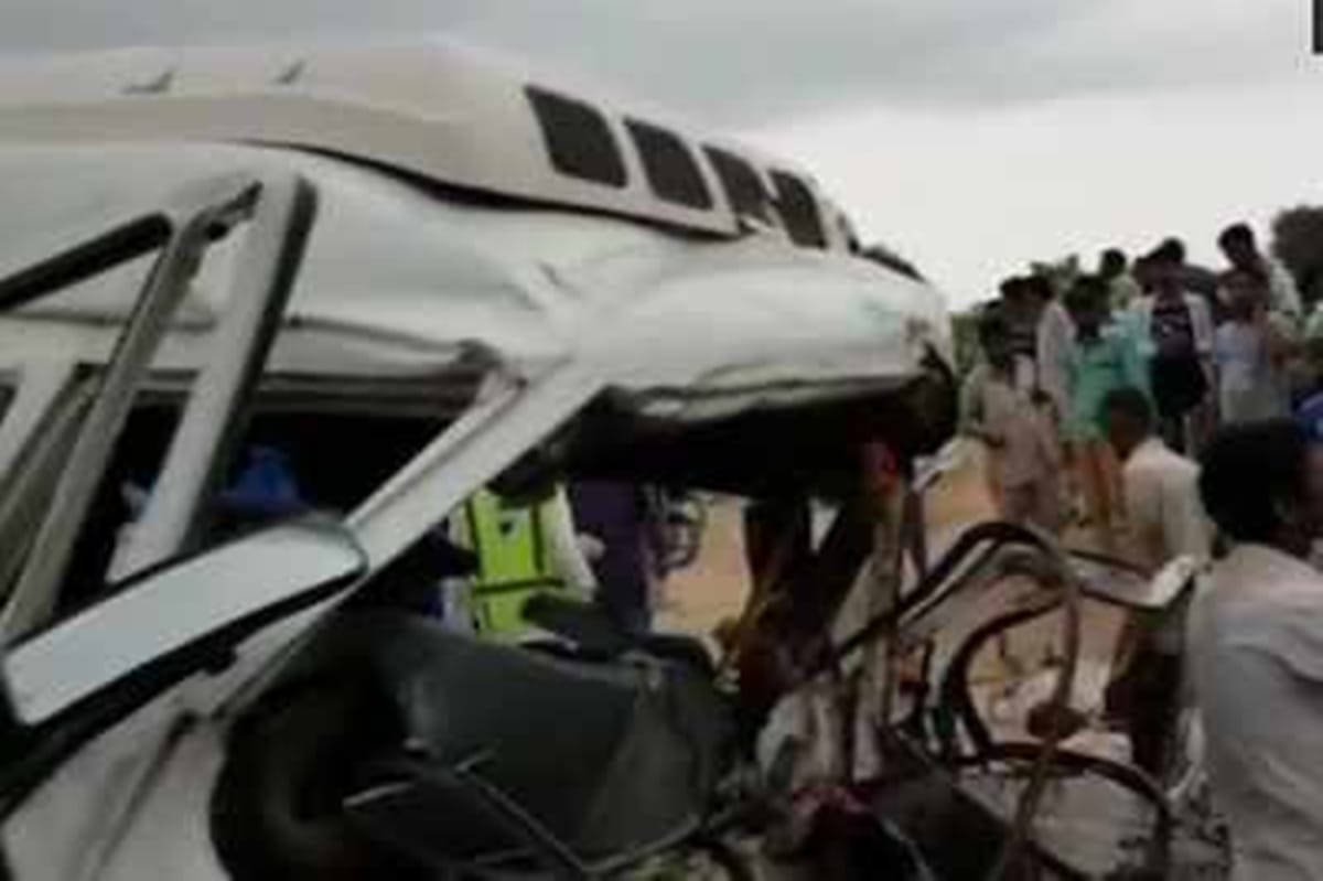 karnataka many people die in collision between minibus and Tipper near Itigatti in Dharwad