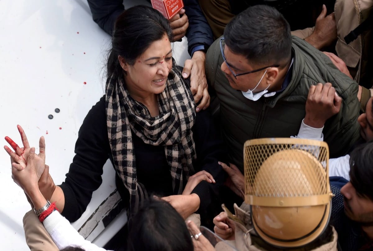 Congress protest against farm laws 2020 gherao lg house at delhi alka lamba injured badly