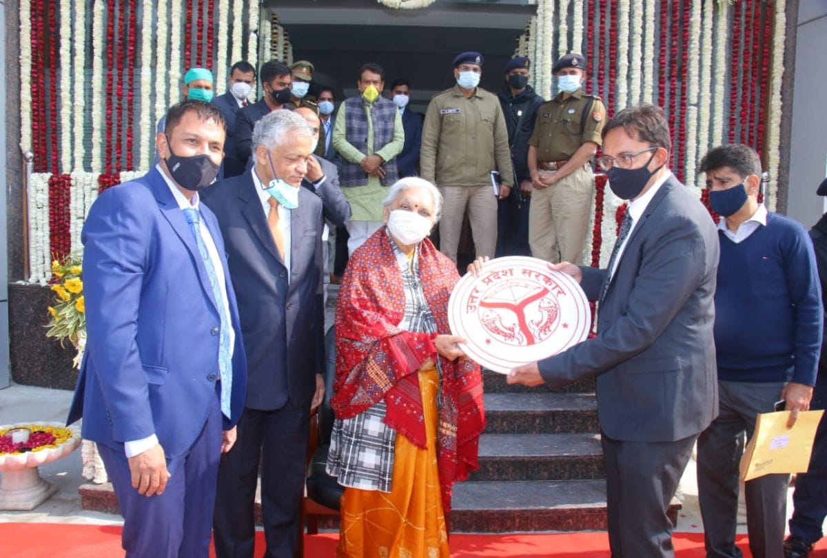 Up Governor Anandiben Patel Meets With Zardori And Handicrafts Men