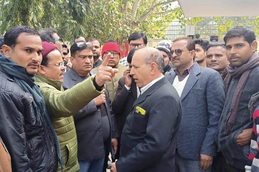 jameen par kabje ke virodh mein phoota adhivaktaon ka gussa