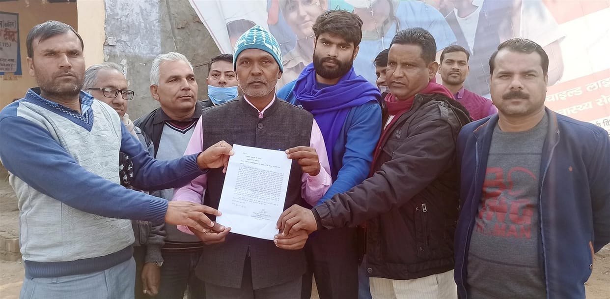 Hathras: Teachers' fight in Sanghilayan Vidyalaya Baghaina, teachers outrage