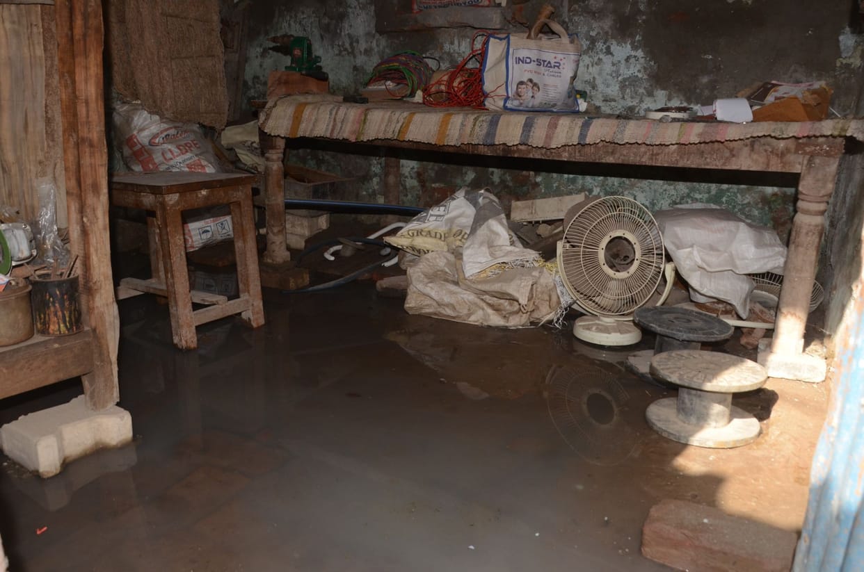 One sewerman is sick while on leave, contaminated sewer water filled with homes
