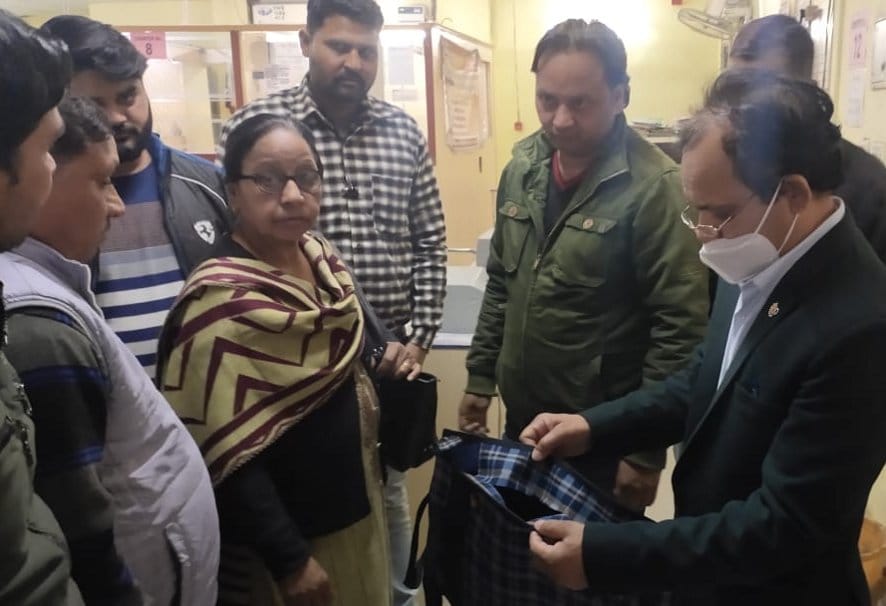 Retired teacher's bag stolen and stolen 2.35 lakh rupees