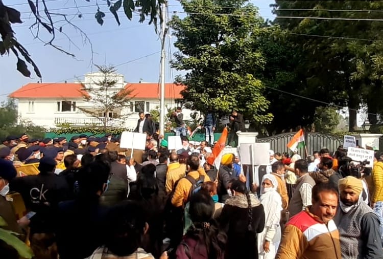 Haryana: Congress leaders try to surround Raj Bhavan, arrest