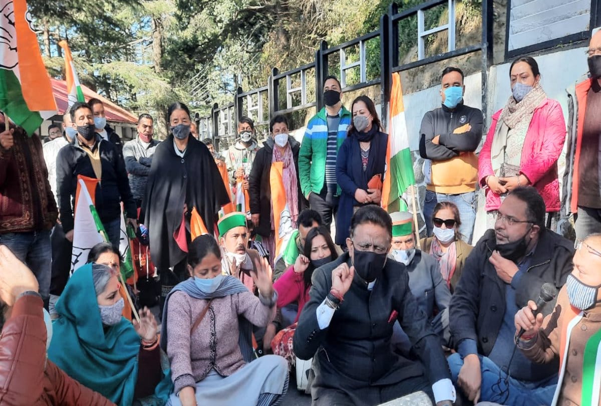 Himachal Congress slogans outside Raj Bhavan in support of farmers