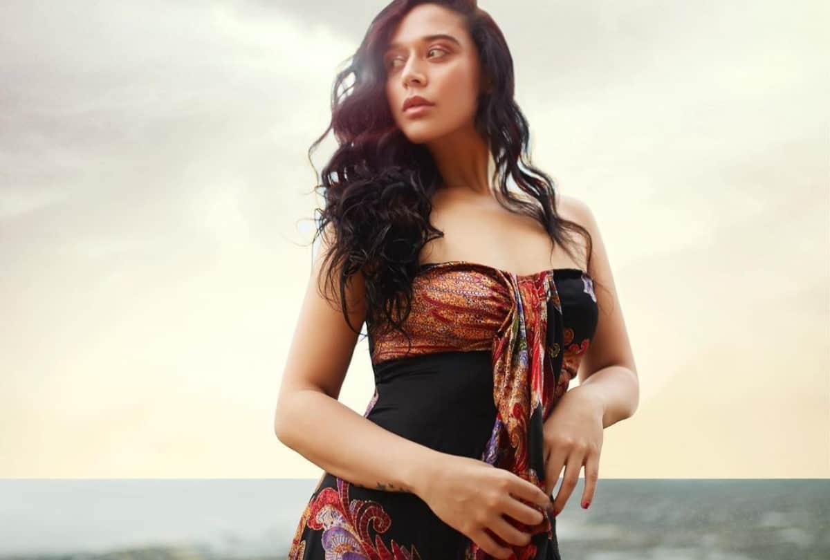 Krishna Shroff Shares Bold Picture on Instagram mother ayesha Shroff Commented