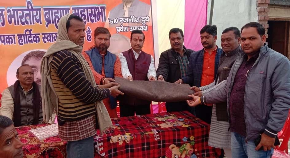 makar sankraanti: khichadee ke saath kambal vitaran