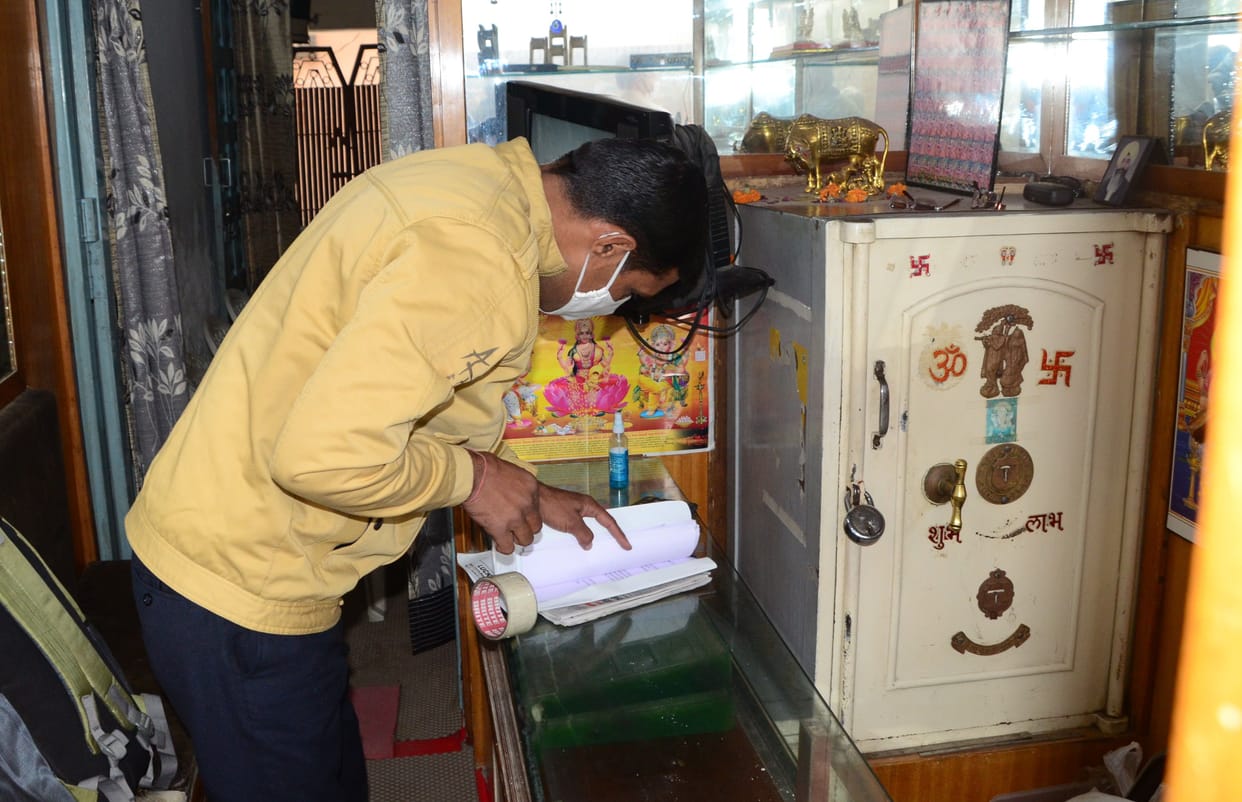 Saraf robbed at the point of knife at jewelery shop in Janta Colony