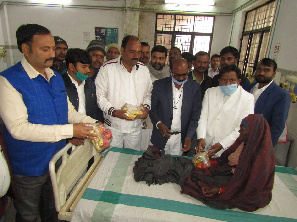 BSP chief Mayawati's birthday celebrated by distributing blankets and bails