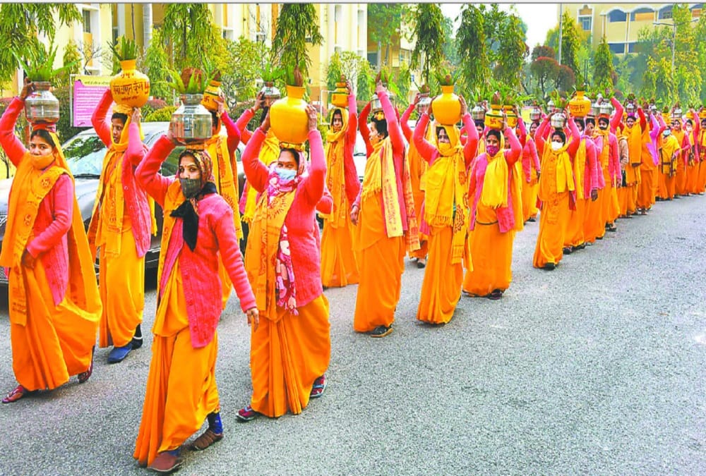 Haridwar: 18 groups of Gayatri Tirtha Shantikunj volunteers went out to deliver Ganga water from door to door across the country