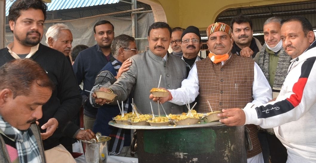 On Makar Sankranti, devotees earned merit by distributing prasad