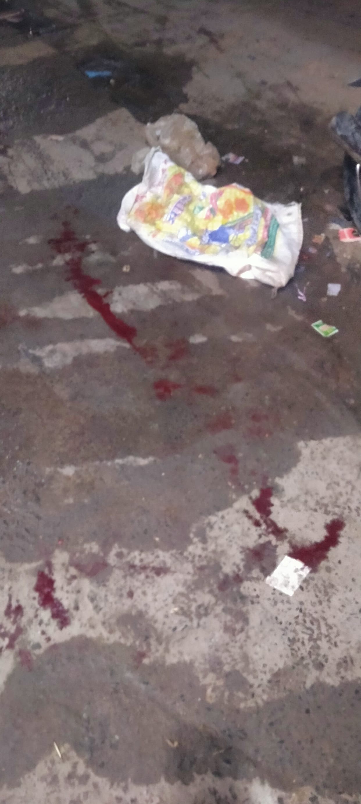 The youth escaped after stabbing a knife in the thigh of the grocery store operator, 100 meters from the city police station.