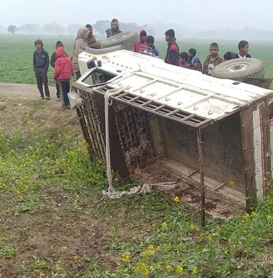 Unbalanced pickup overturns, four women workers injured
