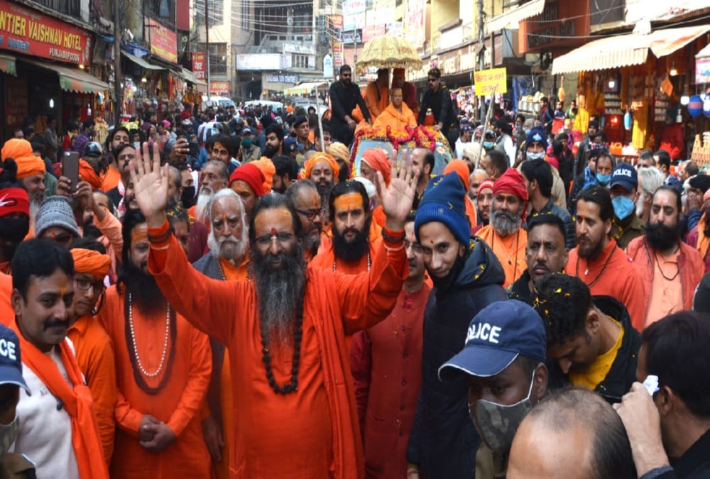 Haridwar: Acharya Mahamandaleshwar Kailashanand Giri Doing Ganga Puja