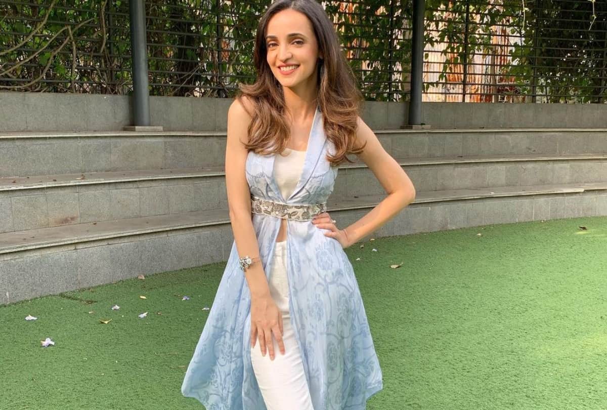 sanaya irani latest look in beautiful dress in hindi
