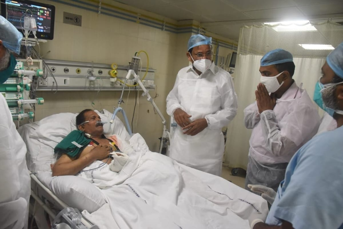 pm modi talks with union minister shripad naik over phone vice president naidu meets him at goa medical college