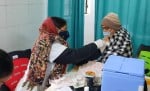 कोपागंज में कोविड टीकाकरण के दौरान टीकाकरण कराते स्वास्थकर्मी।