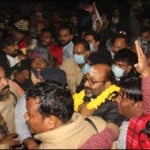 वाराणसी में कांग्रेस प्रदेश अध्यक्ष का स्वागत करते कार्यकर्ता