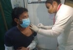 हैंसर सीएचसी में बने टीकाकरण सेंटर पर पहला टीका लगवाते अजय कुमार।