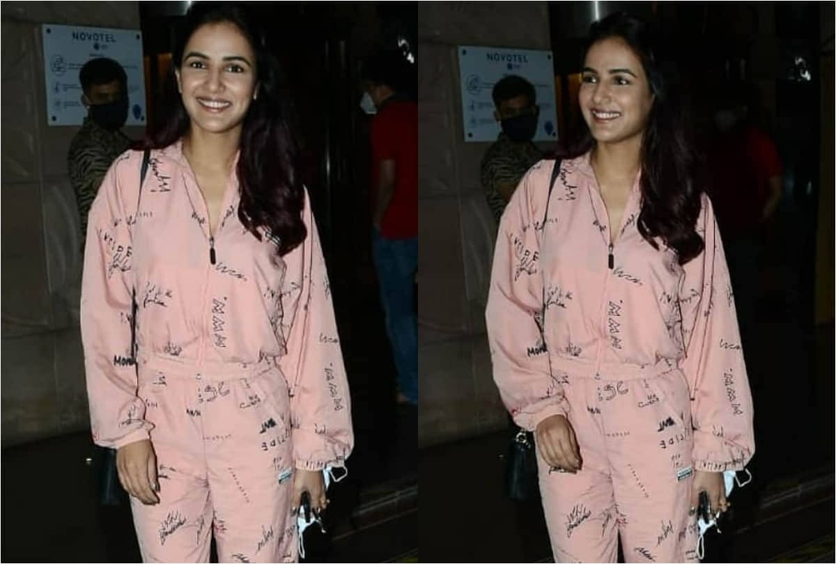 Bigg boss 14 contestants Aly Goni and Jasmin Bhasin spot in airport go for Kashmir Jasmin wear red arm warmer sweater