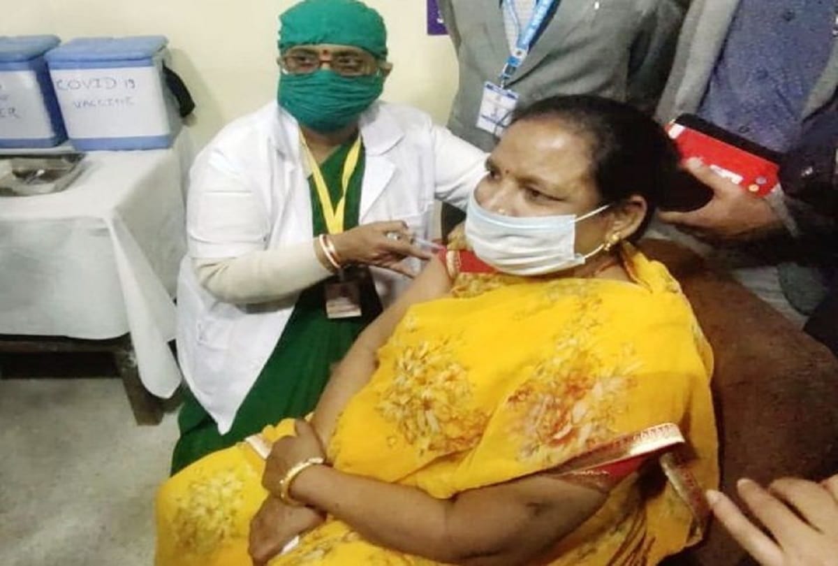 corona vaccination campaign is started and a woman healthcare staff got first vaccine in madhya pradesh