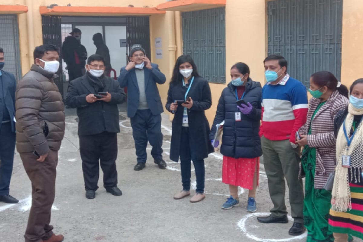 Corona vaccination has start in many centers of West Uttar Pradesh and see photos