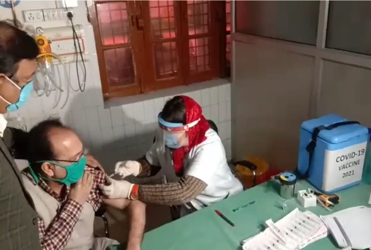 Corona vaccination started in UP Gorakhpur