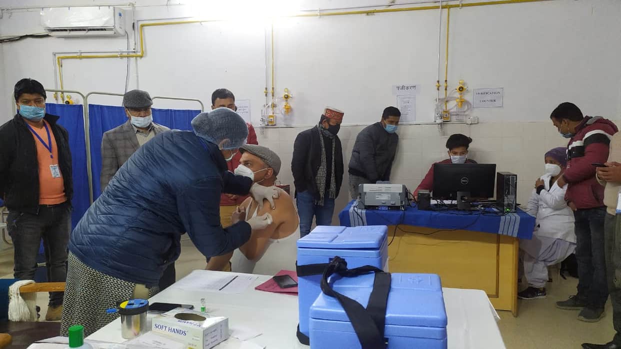 Corona Vaccination in Uttarakhand latest news: experience of took first corona vaccine