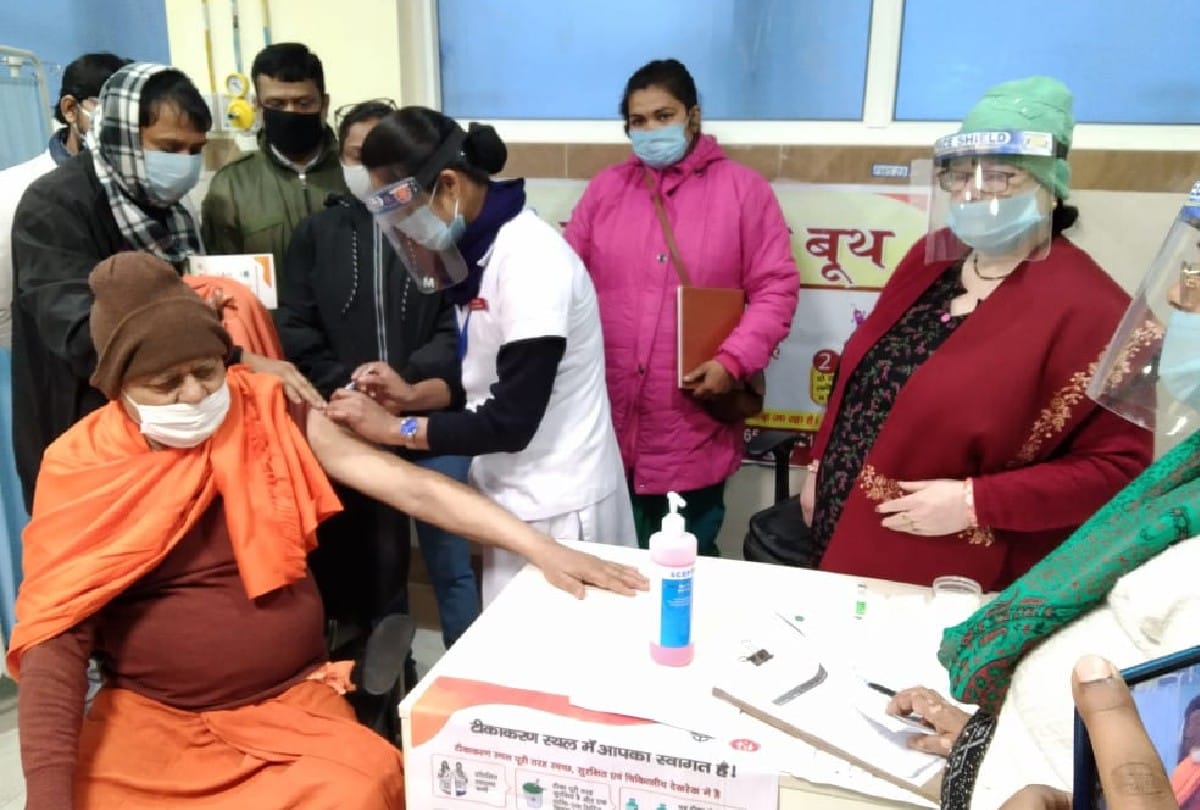 Suprakashnanda gets first corona vaccine at Ramakrishna Mission Hospital in Vrindavan