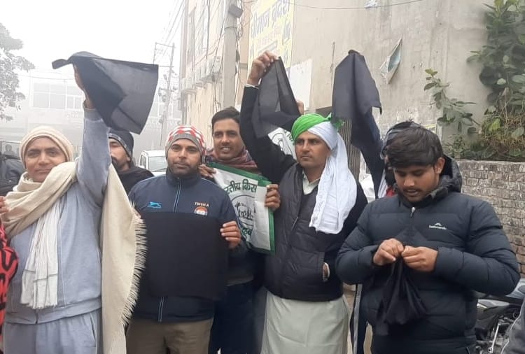 Haryana: Farmers uproar at vaccination center in Kaithal