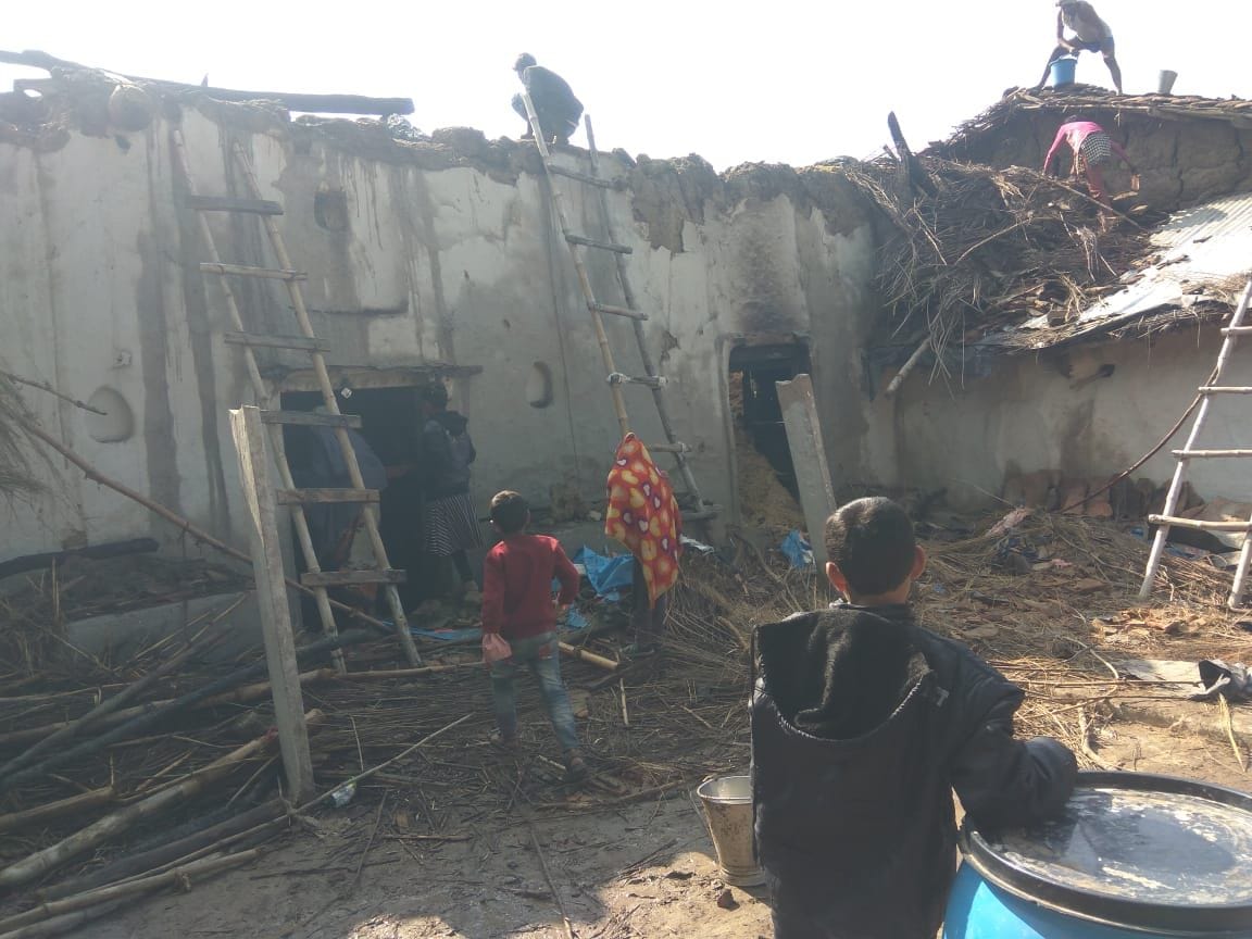 A fire broke out in a crude house, the death of an innocent