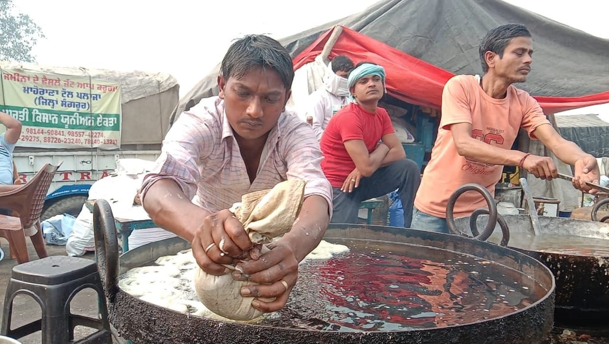 farmers protest, farmers eat jalebi, cold season