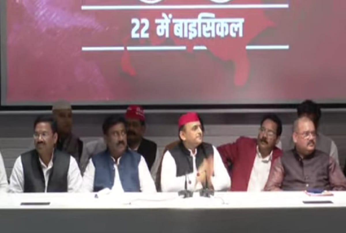 former mla vijaypal singh join samajwadi party with wife sunita singh presence of akhilesh yadav
