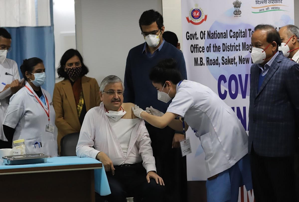 Delhi aiims director dr randeep guleria vaccinated himself at aiims at third number in presence of dr harshvardhan