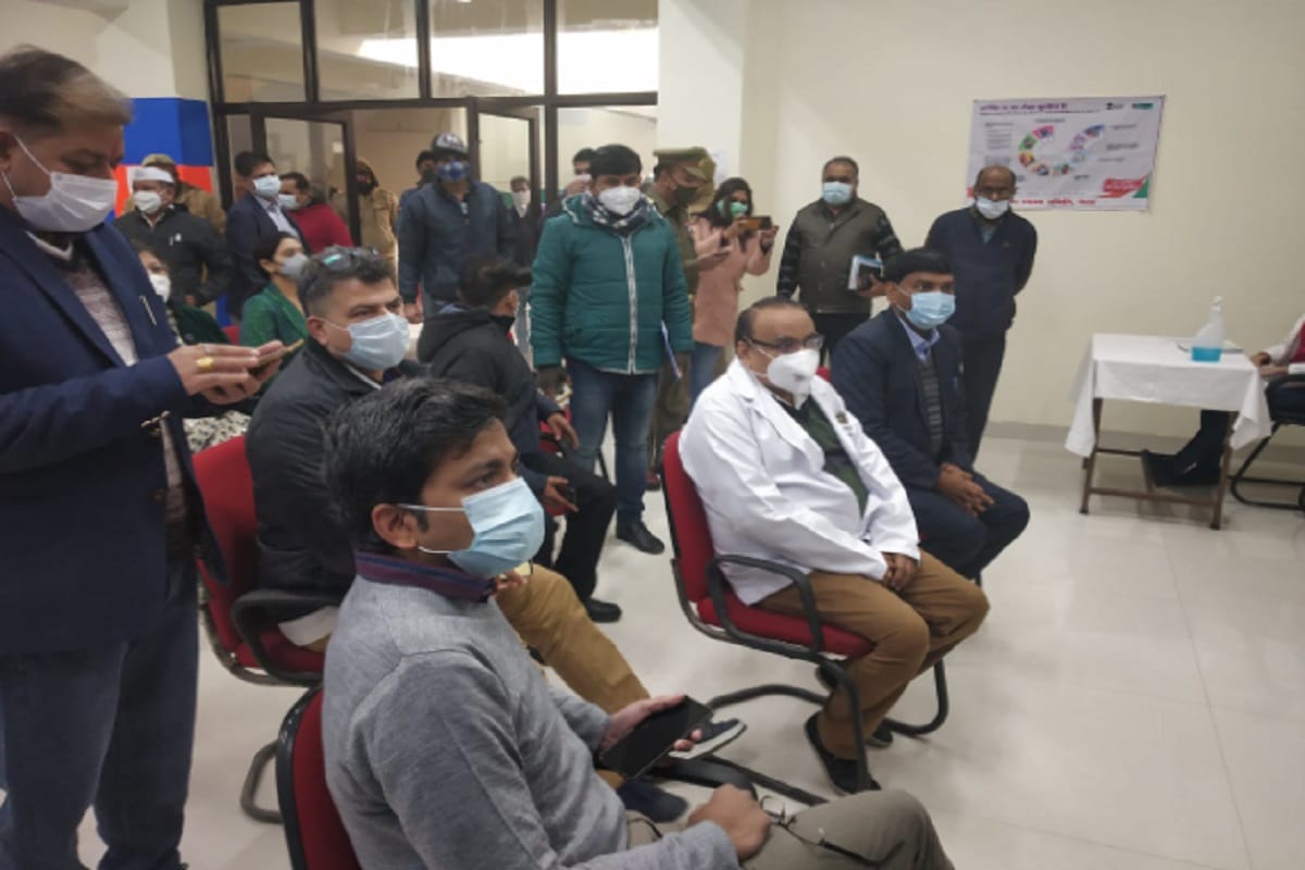Meerut Corona Vaccination News: Meerut Corona vaccine news in hindi and vaccination started in seven hospital at the city