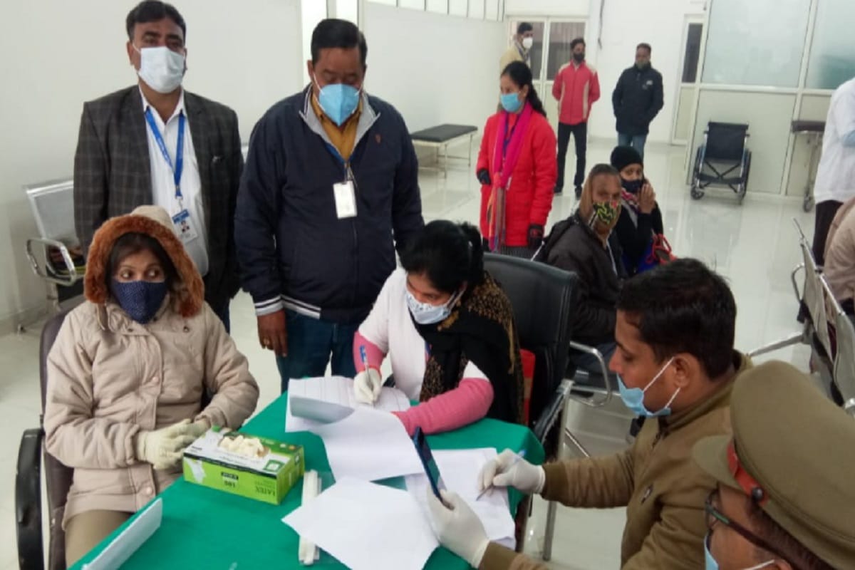 Meerut Corona Vaccination News: Meerut Corona vaccine news in hindi and vaccination started in seven hospital at the city