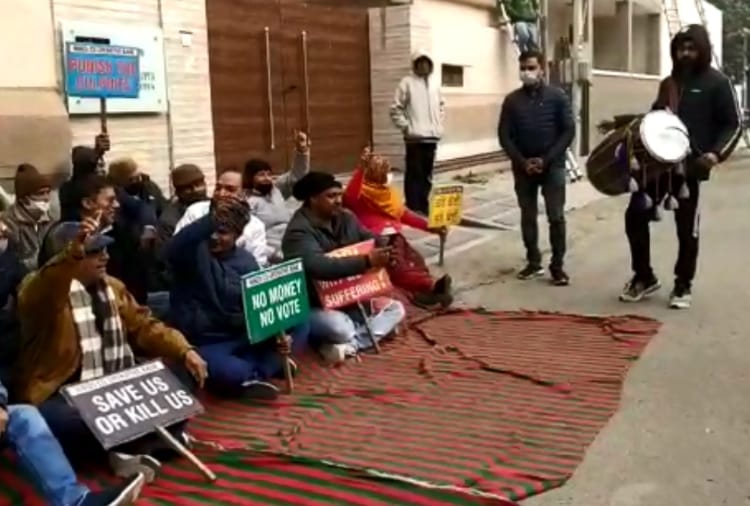 Account holders of hindu co-operative bank protested in pathankot of punjab 