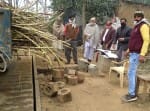 बरिलसी क्षेत्र में केंद्रों पर घटतौली चेक करते डीसीओ आरडी द्विवेदी