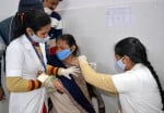 लखीमपुर महिला अस्पताल में कोरोना टीका लगवातीं सीएमएस। संवाद