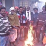 अलाव जलाकर ठंड से बचाव करते लोग।